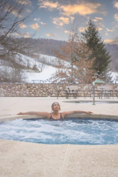 Heated Hot Tub ALL YEAR LONG!!!